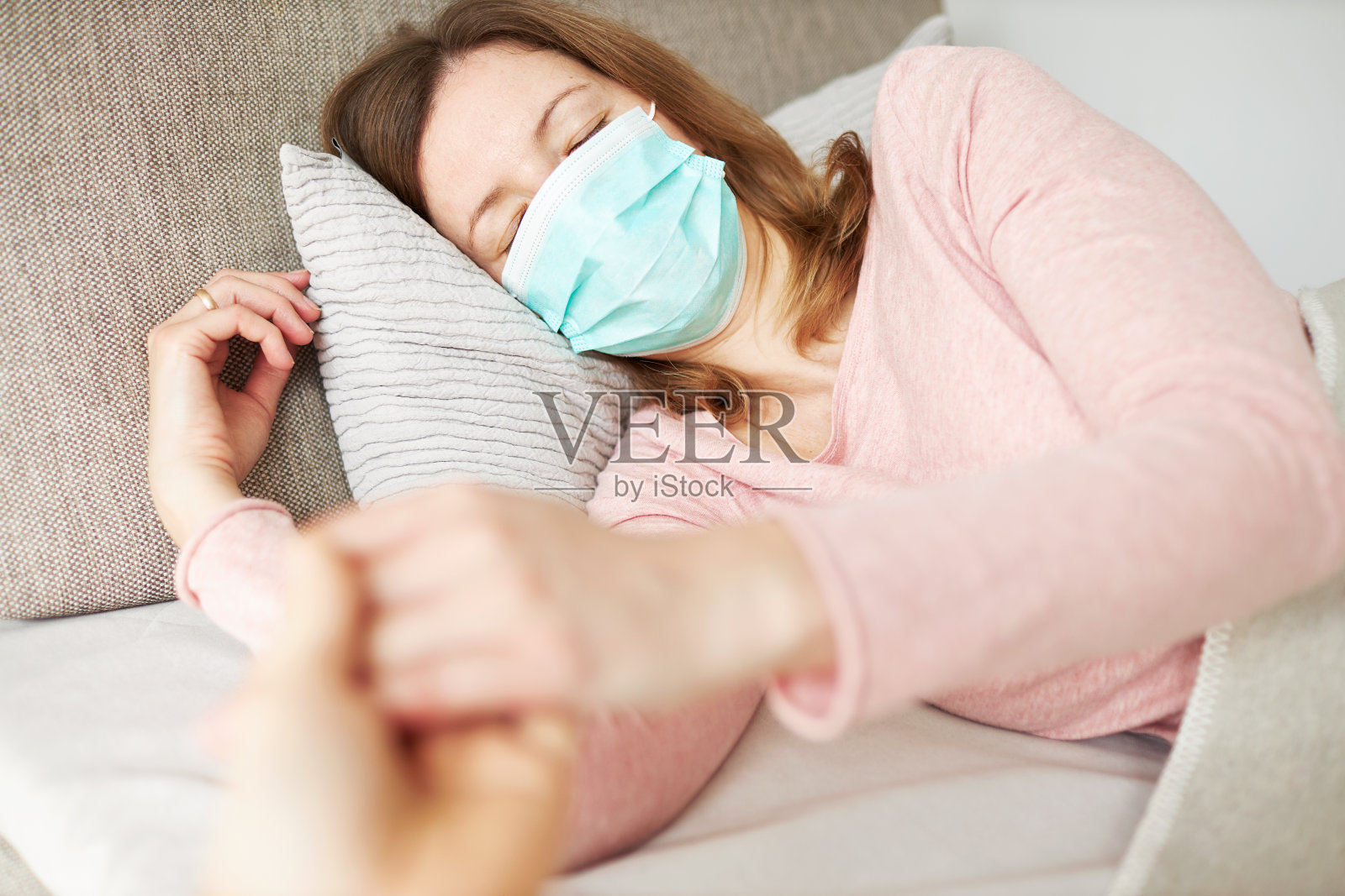 年轻女子生病躺在客厅的沙发上照片摄影图片