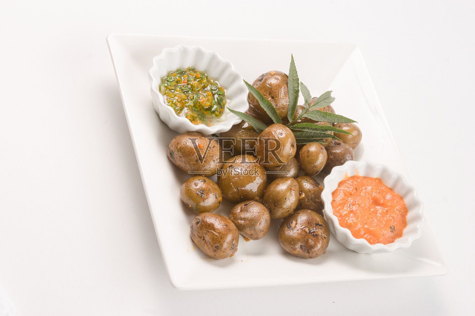 烤土豆配辣椒酱照片摄影图片