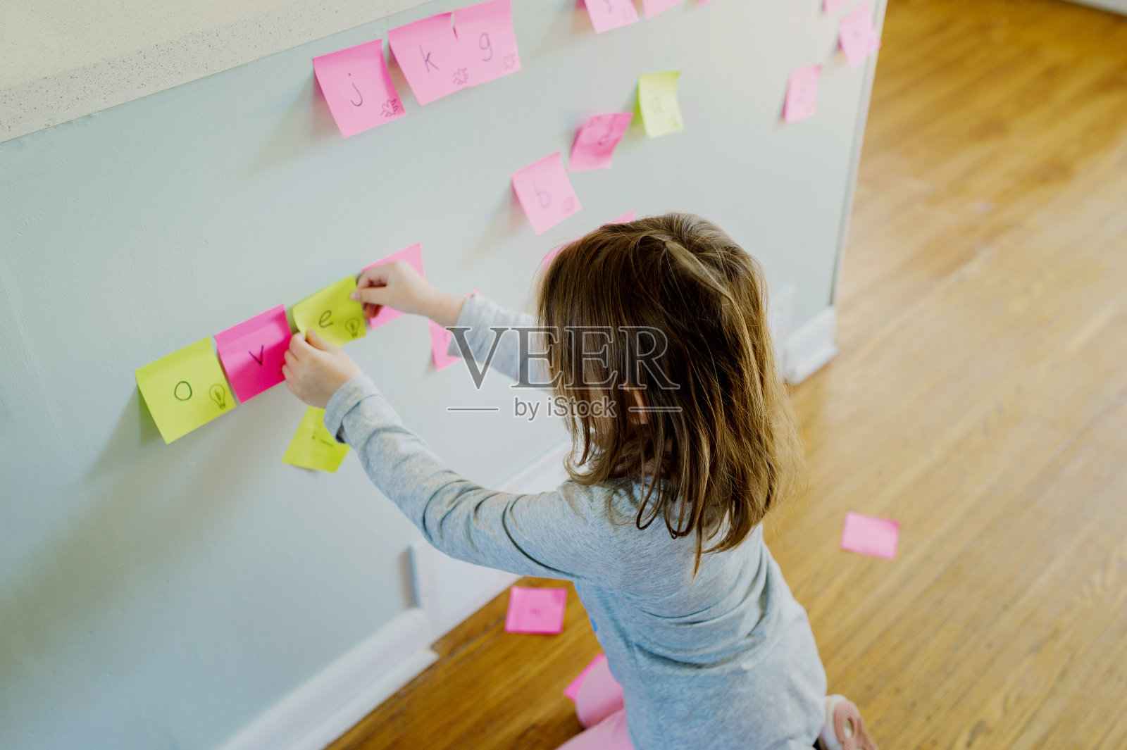 儿童安排便利贴字母练习拼写照片摄影图片