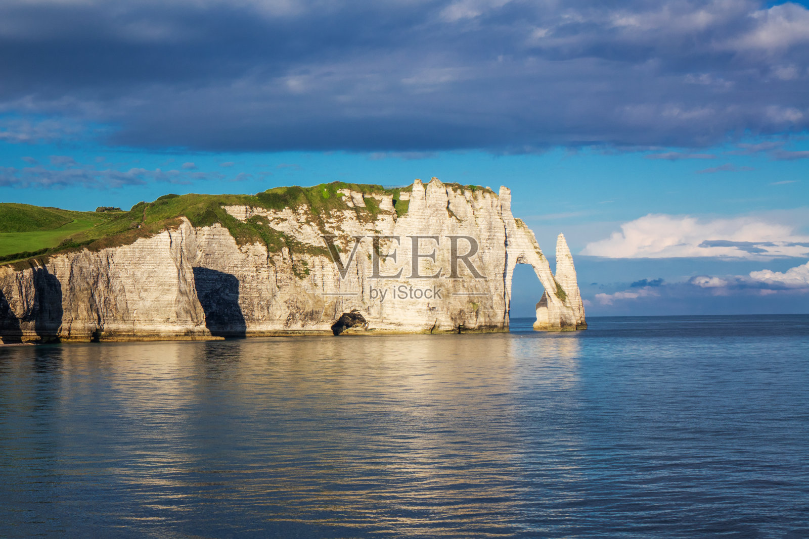 美丽的悬崖峭壁埃特尔塔，岩石和天然拱门是著名的海岸线地标，欧洲法国诺曼底的海景景观照片摄影图片
