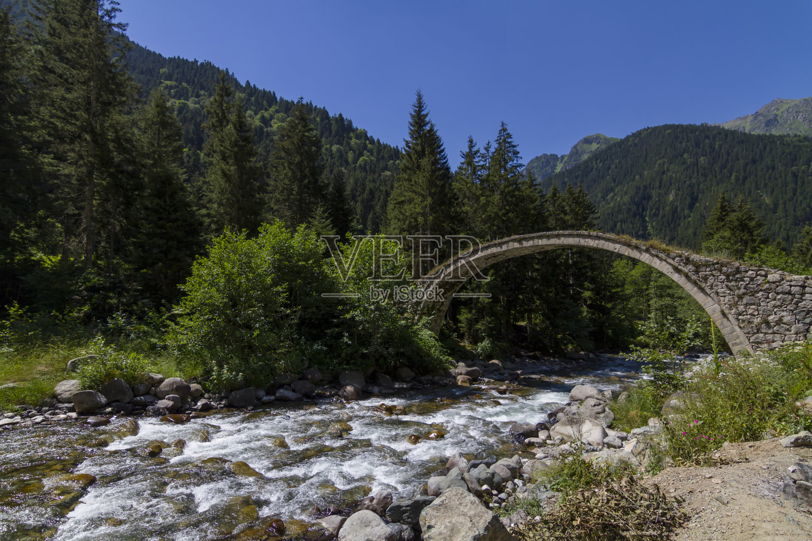 土耳其里兹高地的一座古老的石桥照片摄影图片