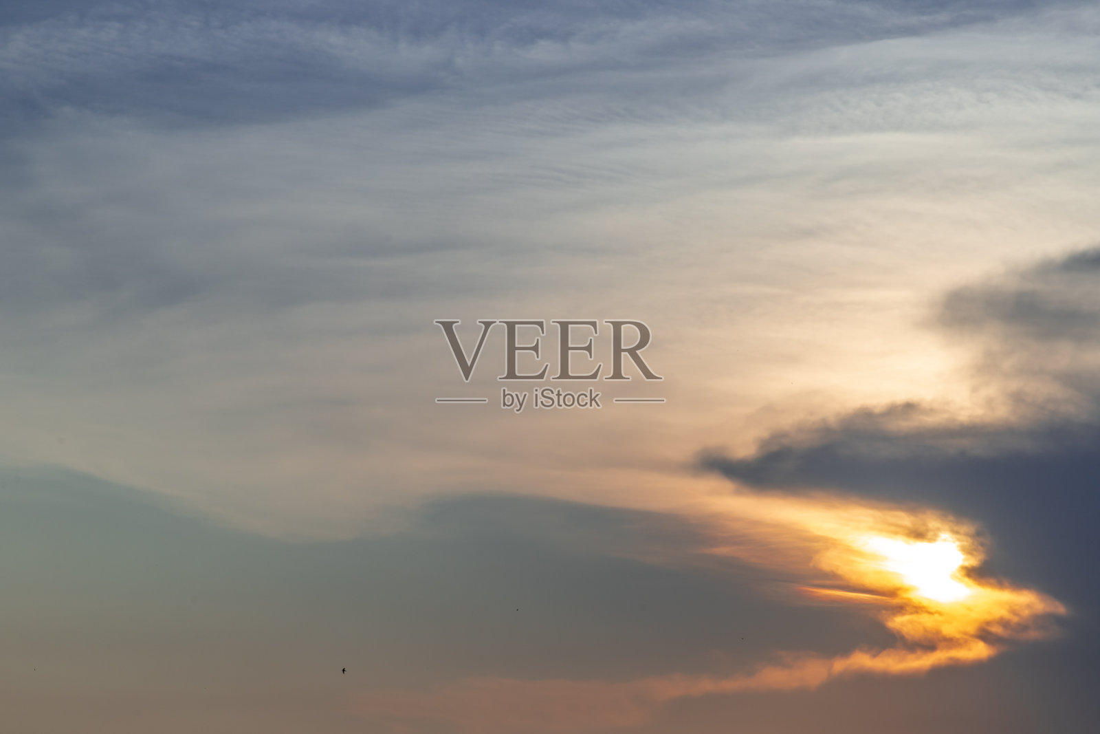 美丽的日落天空之上的云与戏剧性的光。照片摄影图片