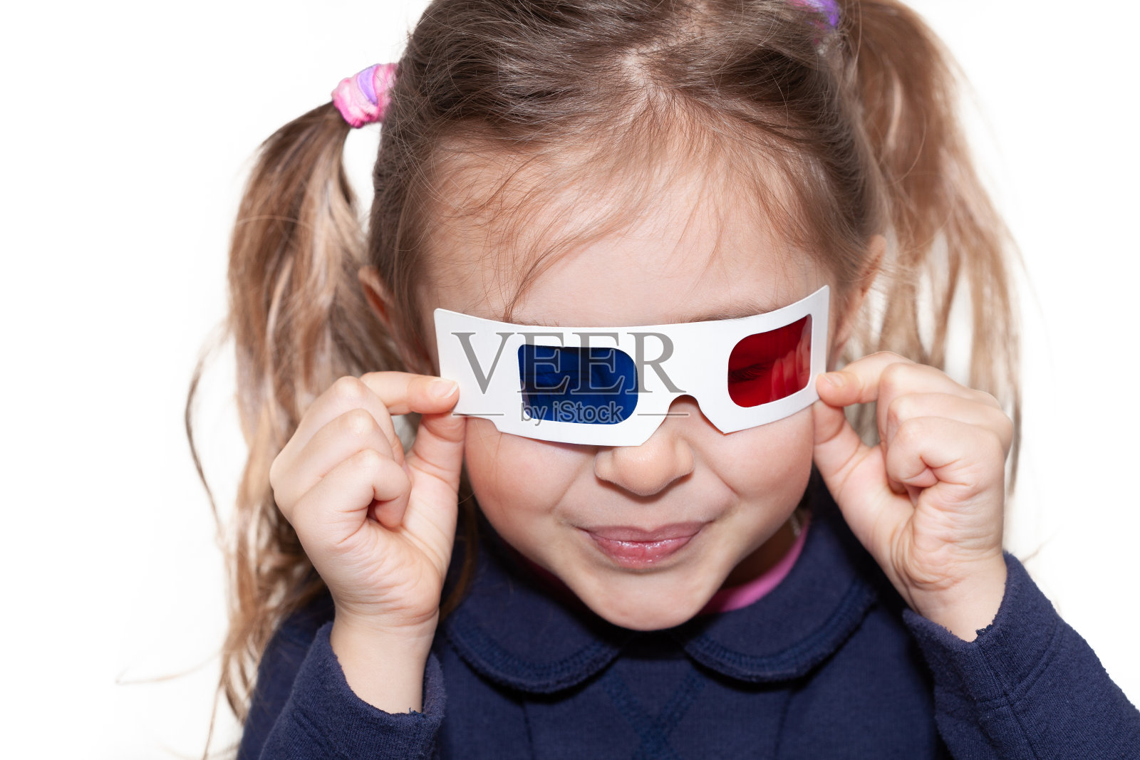 一个戴着3d眼镜的四岁女孩照片摄影图片