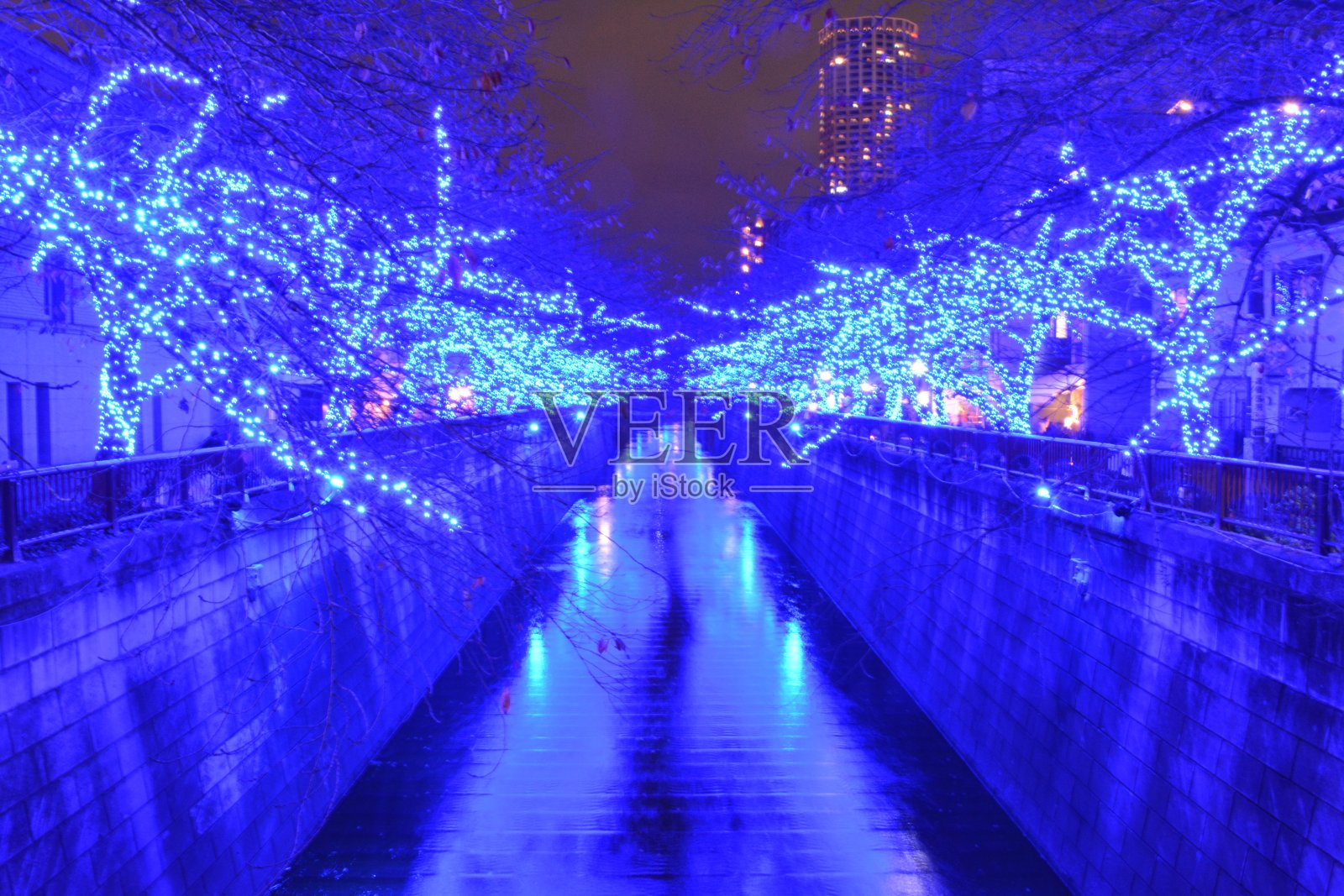 墨古罗河亮起了蓝色照片摄影图片