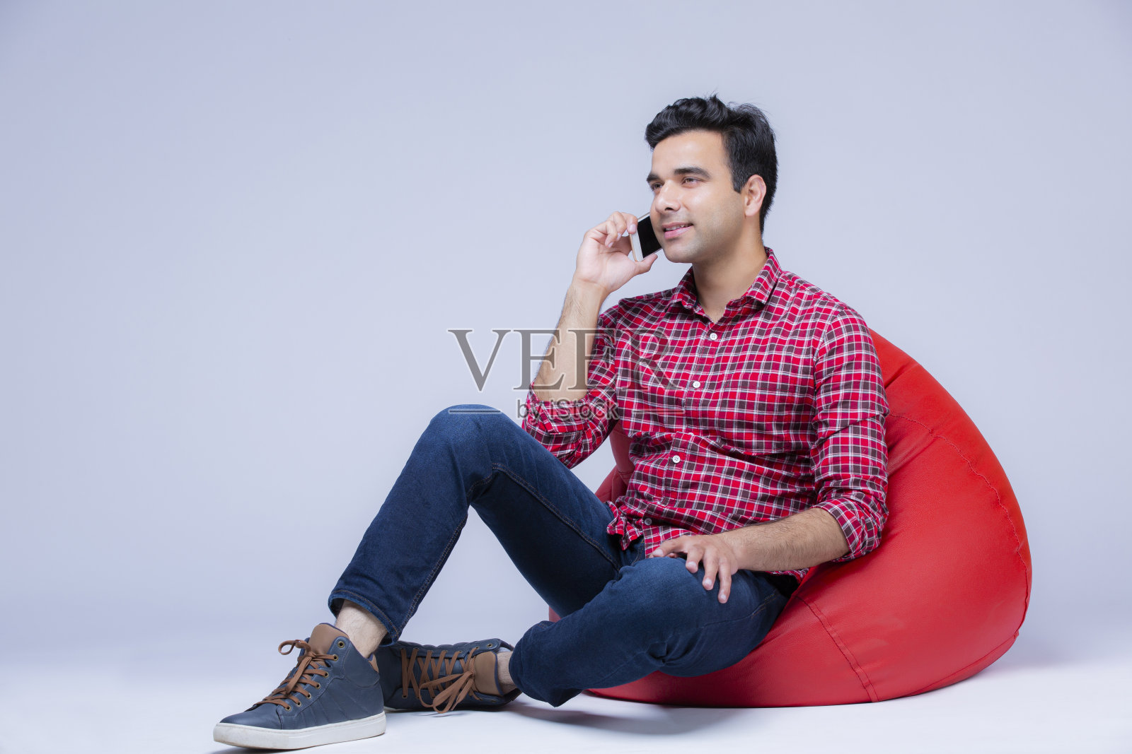 白色背景下的快乐男人画像照片照片摄影图片