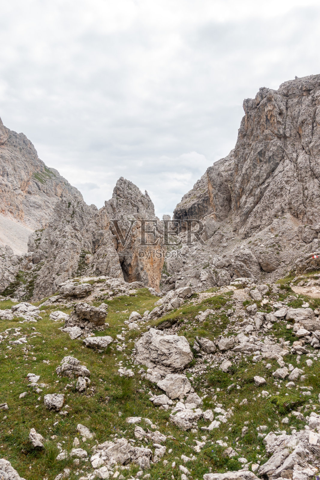 徒步旅行时，可以看到各种形状和形状的奇形怪状的山石照片摄影图片