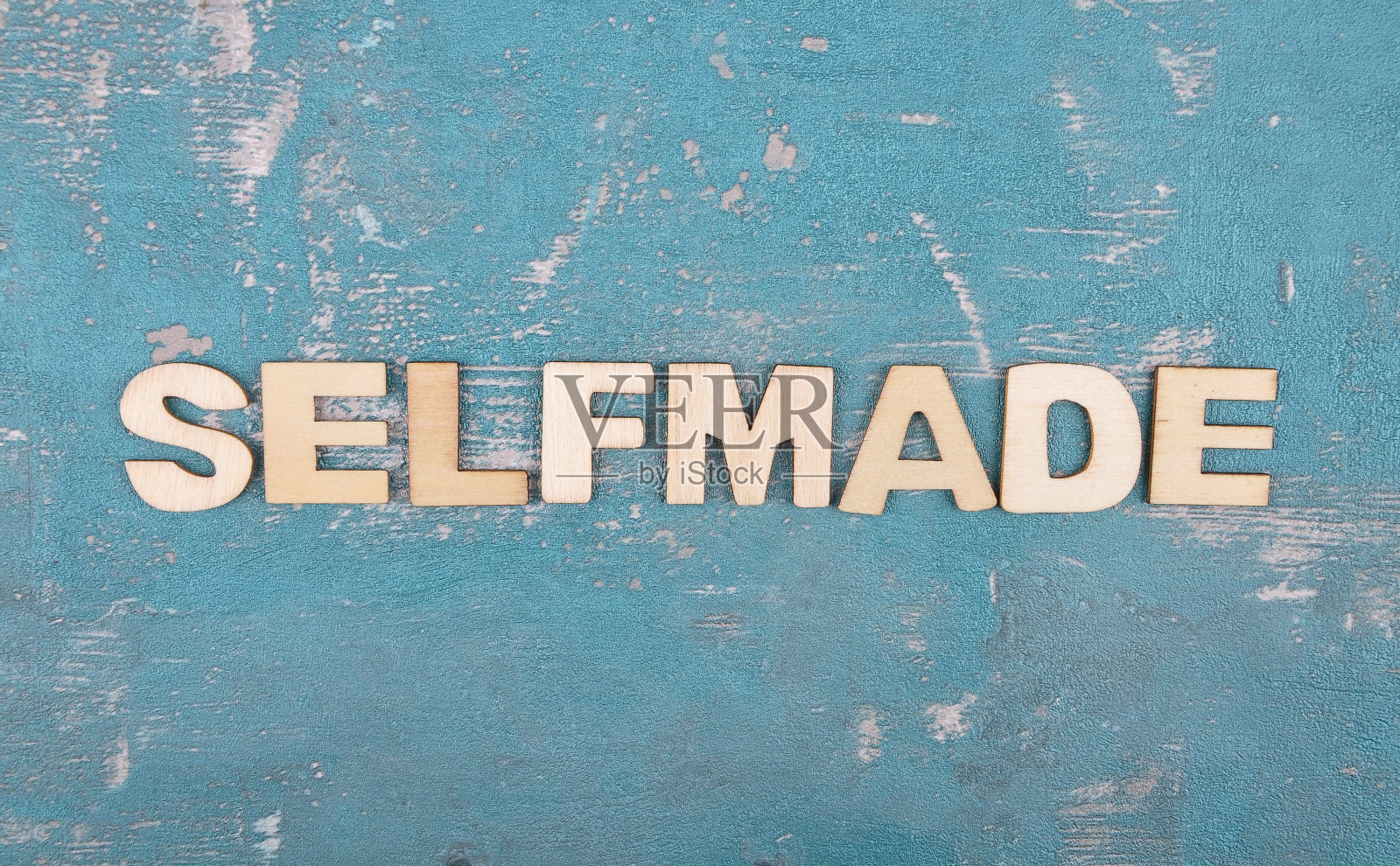 来自风化混凝土上木质字母的术语照片摄影图片