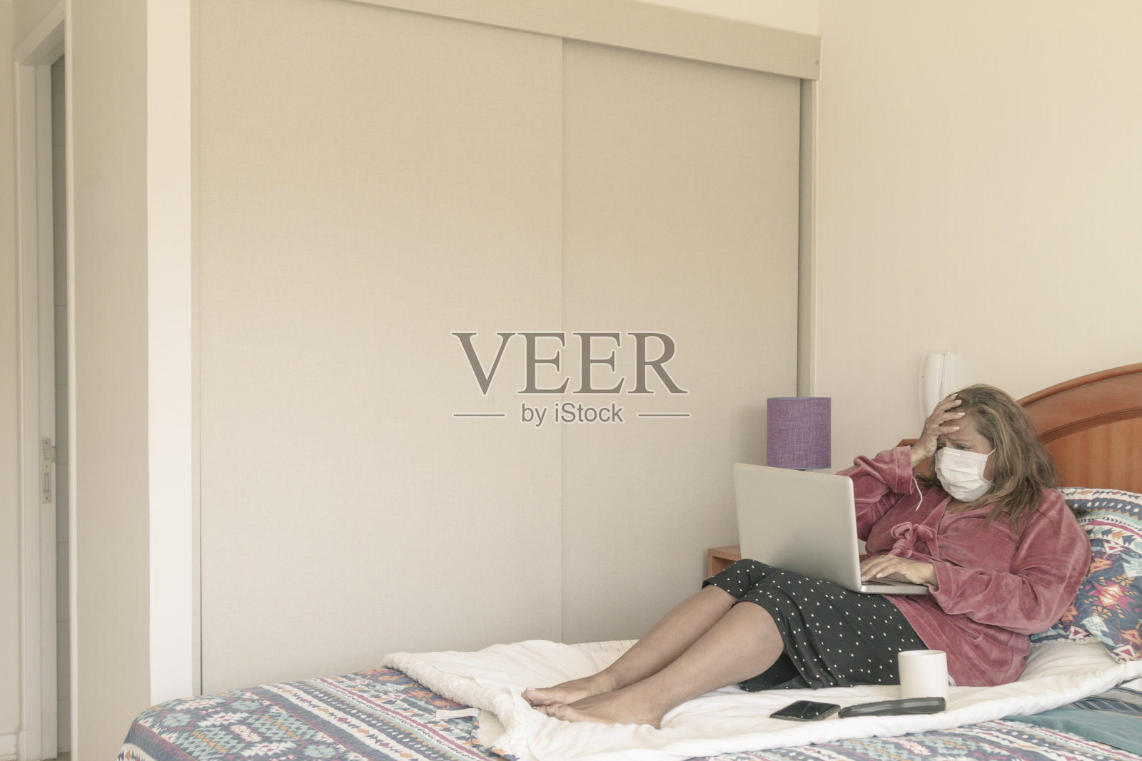 在家工作的感染新冠病毒的女人照片摄影图片