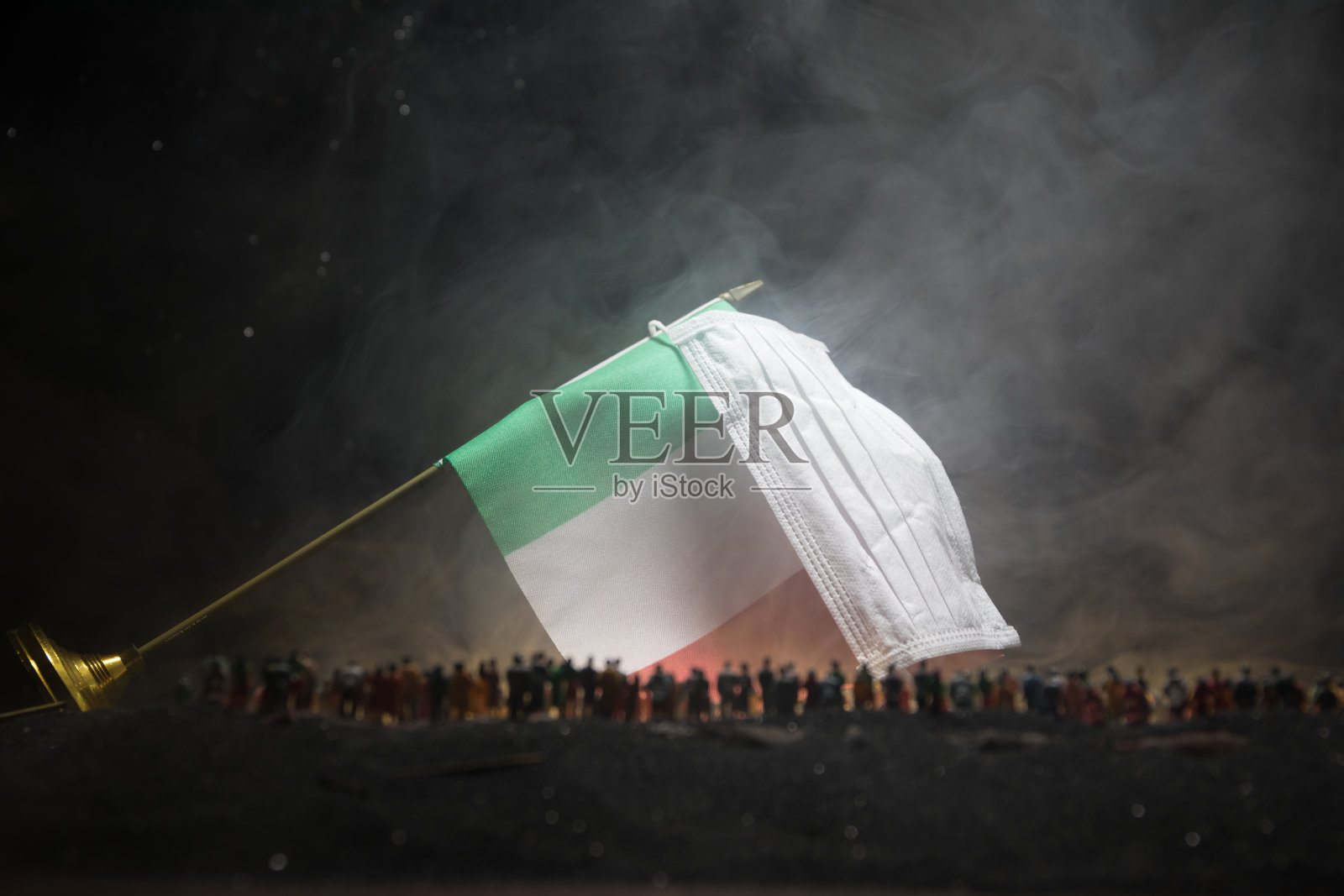 世界冠状病毒攻击概念。世界/地球戴上面具对抗Corona病毒。抗击病毒、危险和公共卫生风险疾病的概念。病毒攻击隔离在绿色区域照片摄影图片