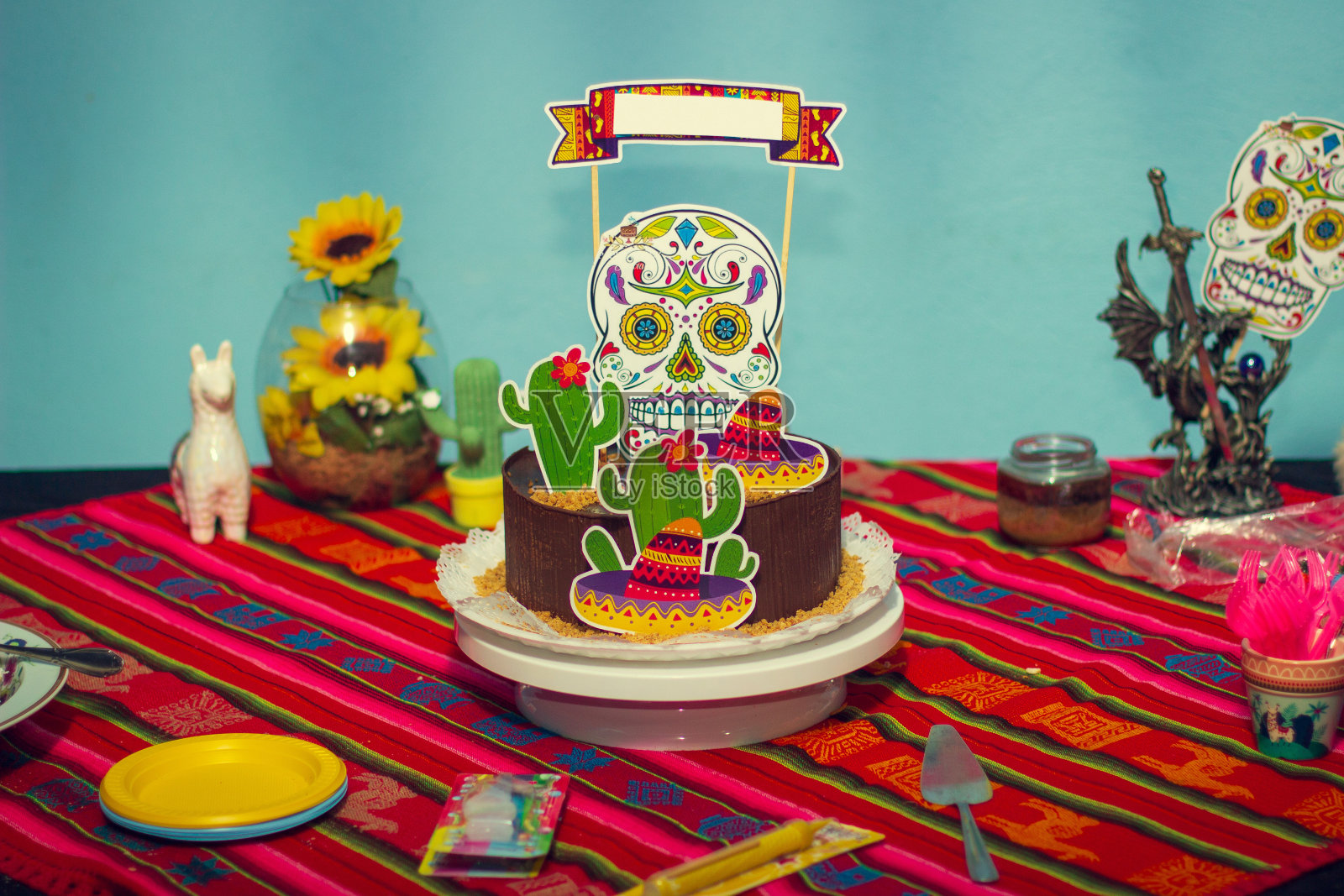 墨西哥主题和装饰的生日蛋糕。照片摄影图片