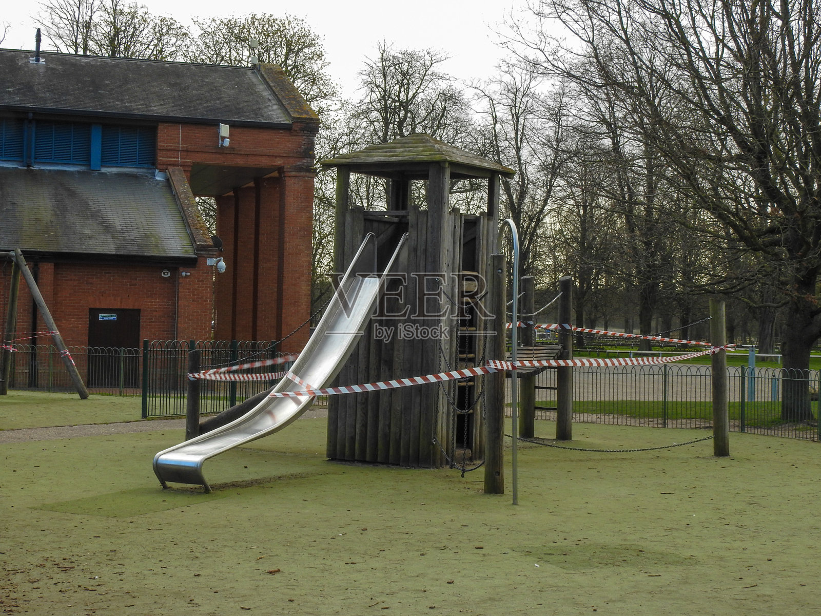 2019冠状病毒病(Covid-19)，儿童游乐场被隔离，以防止病毒传播照片摄影图片