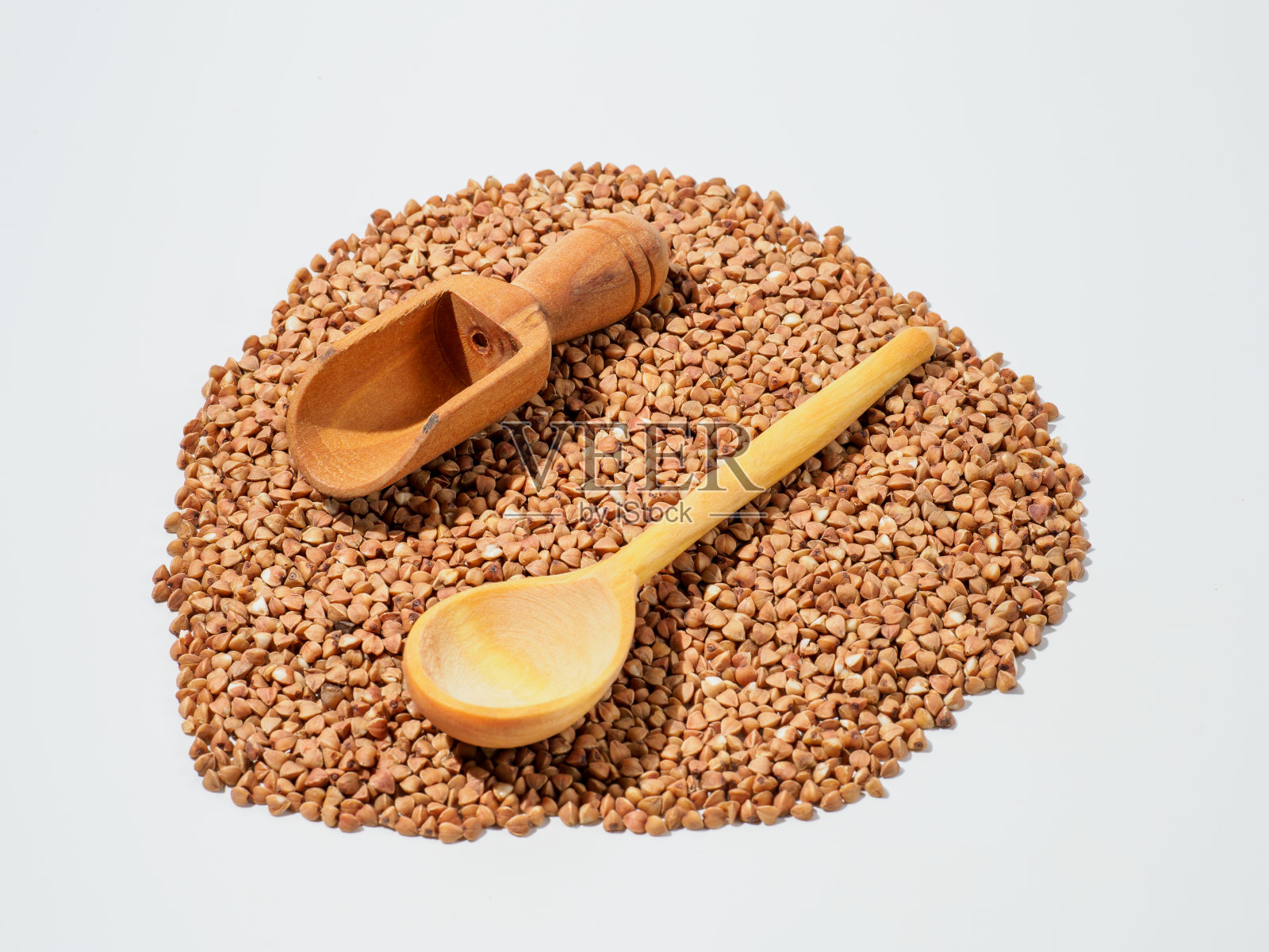 在白色背景上分离的荞麦。照片摄影图片