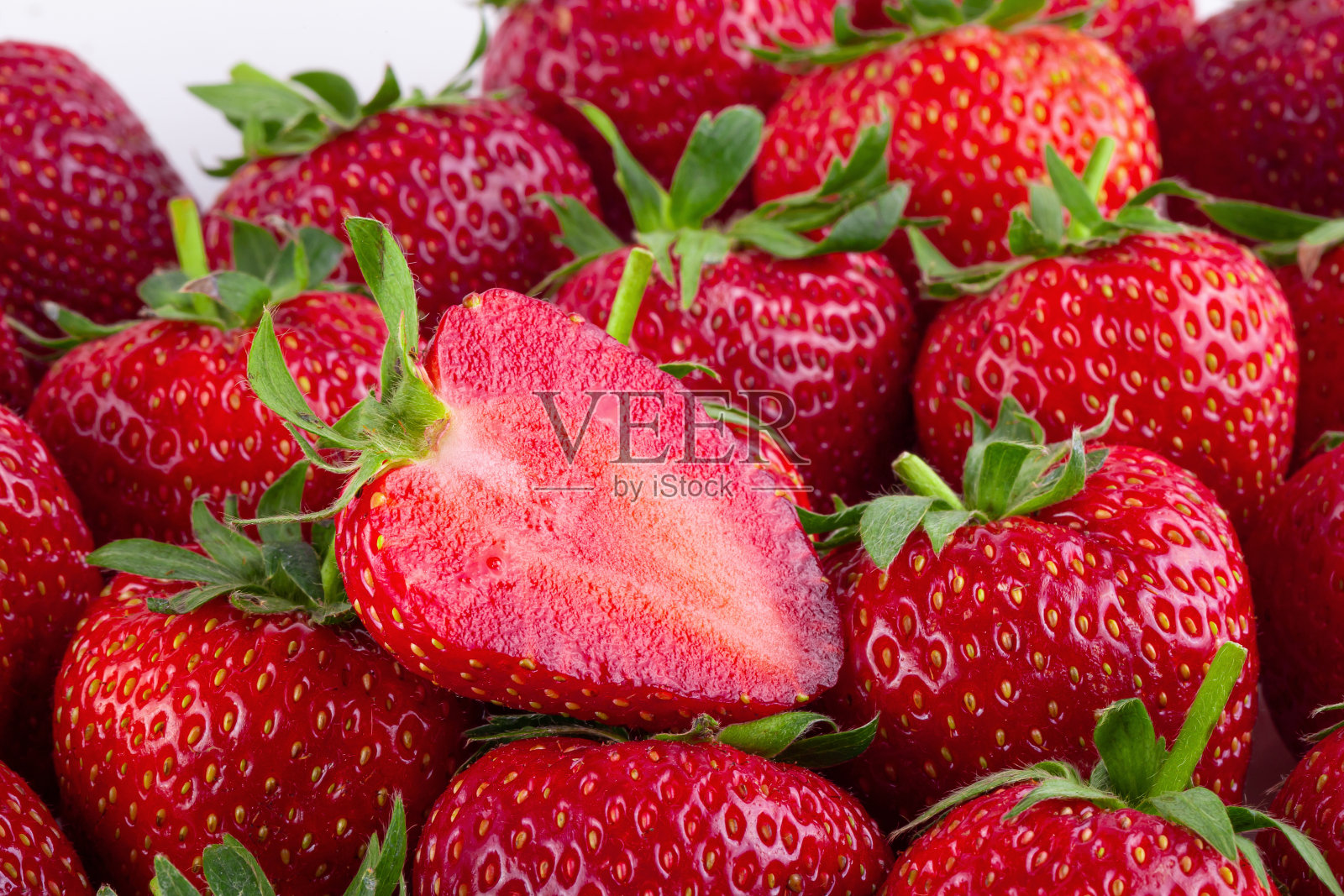 黑木桌上放着成熟的红草莓照片摄影图片