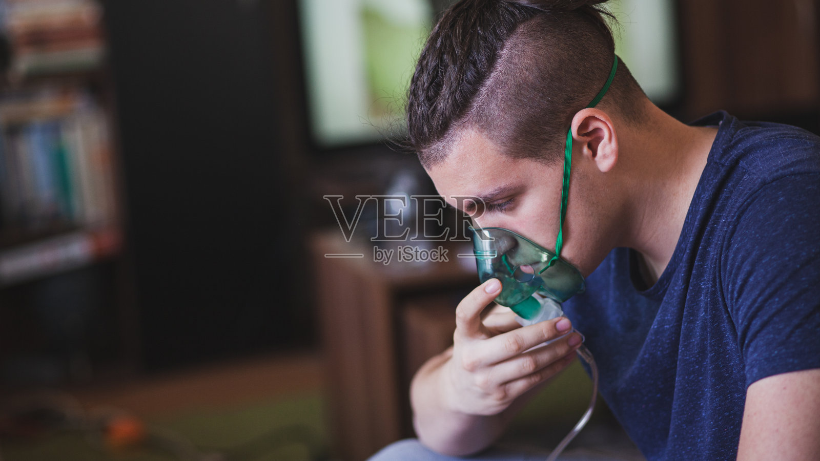 年轻人正在从过敏和冠状病毒COVID-19中康复照片摄影图片