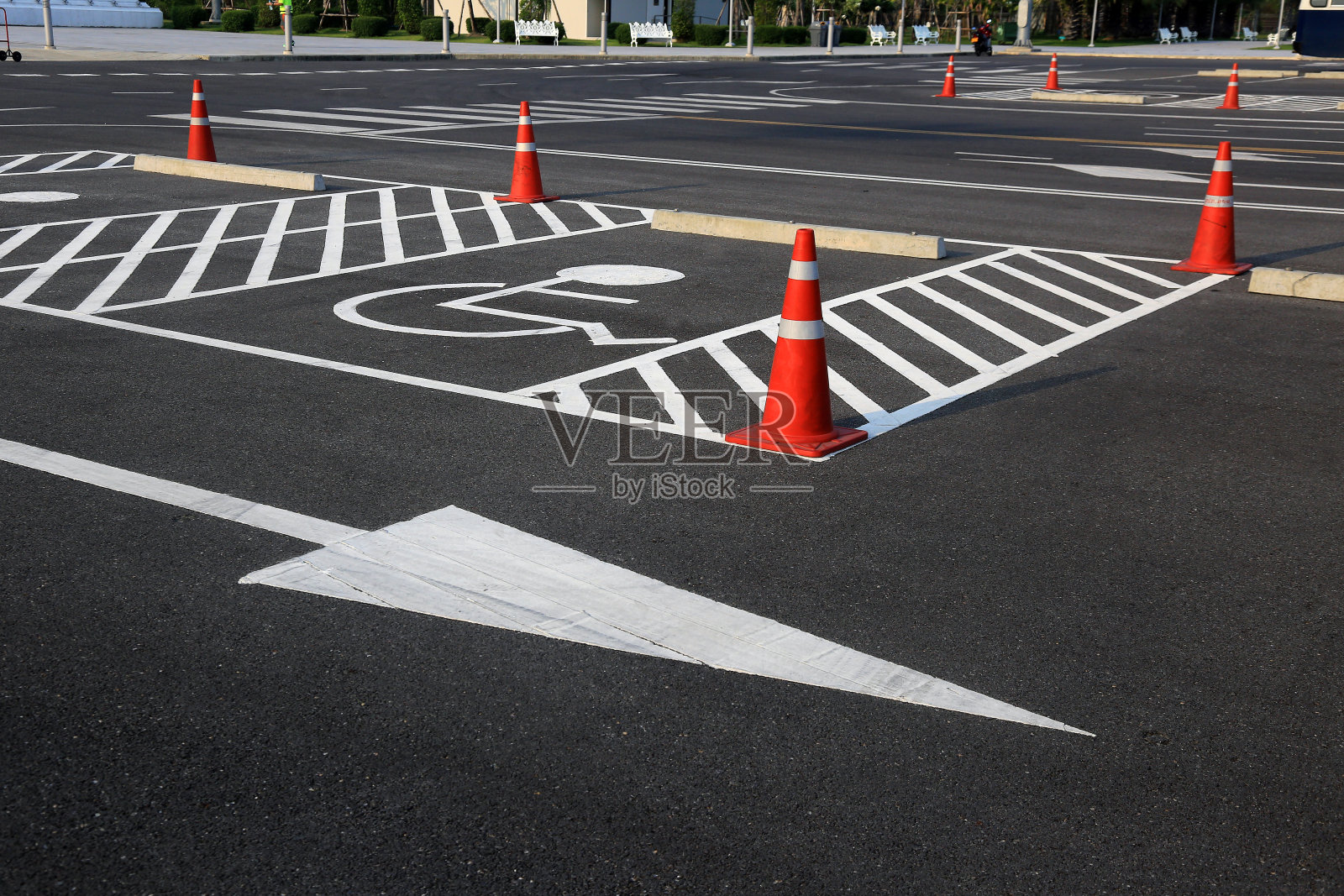 一个用白线标出的停车场的空停车位。照片摄影图片