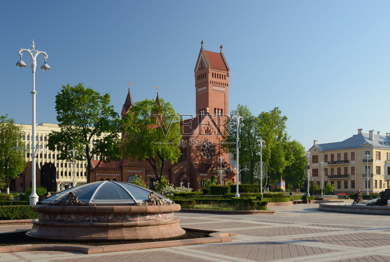 白俄罗斯明斯克圣西蒙和海伦娜教堂。照片摄影图片