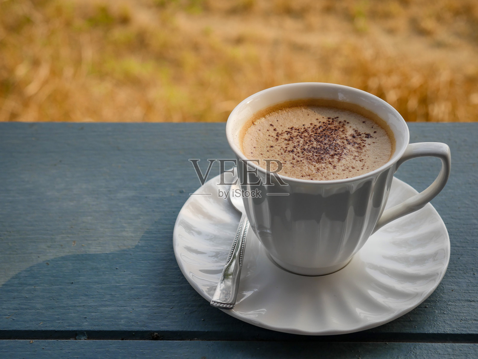 桌上有摩卡咖啡杯照片摄影图片