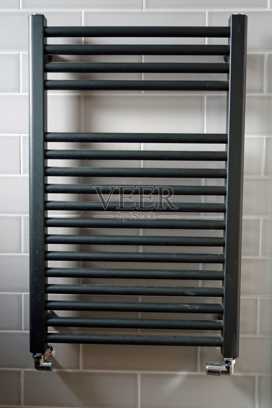 时尚，现代gunmetal灰色梯子散热器。国内浴室内部照片摄影图片