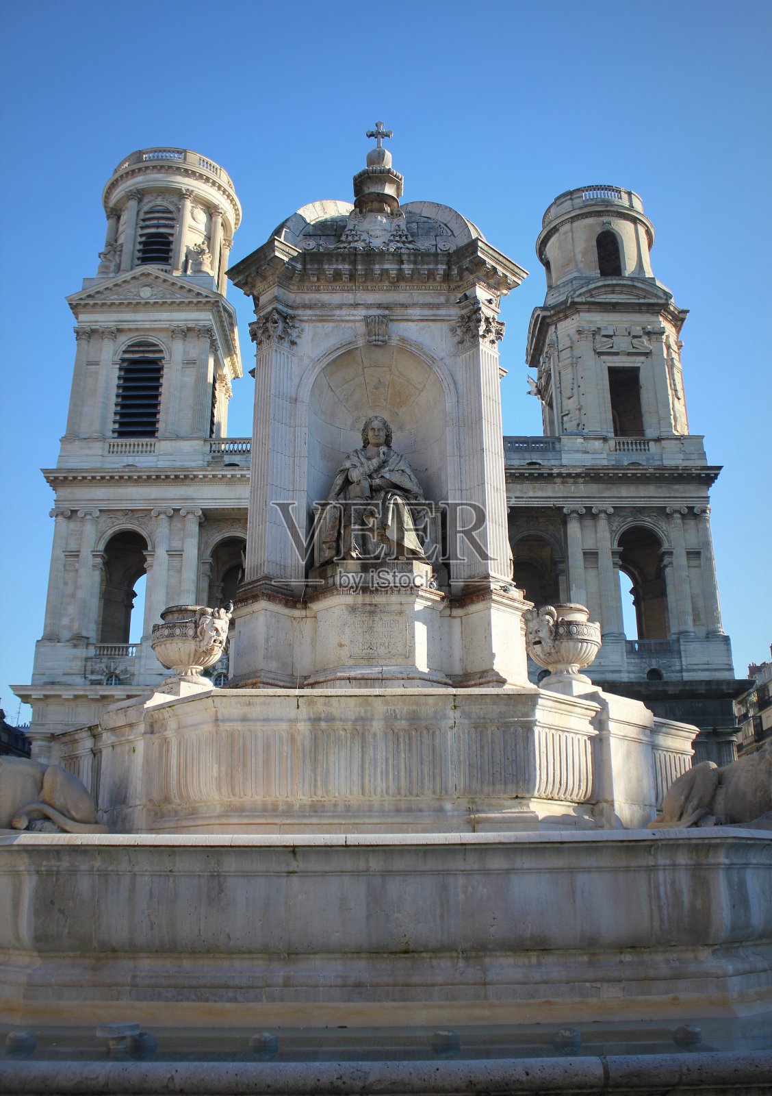 法国巴黎圣叙尔比斯教堂，有喷泉照片摄影图片