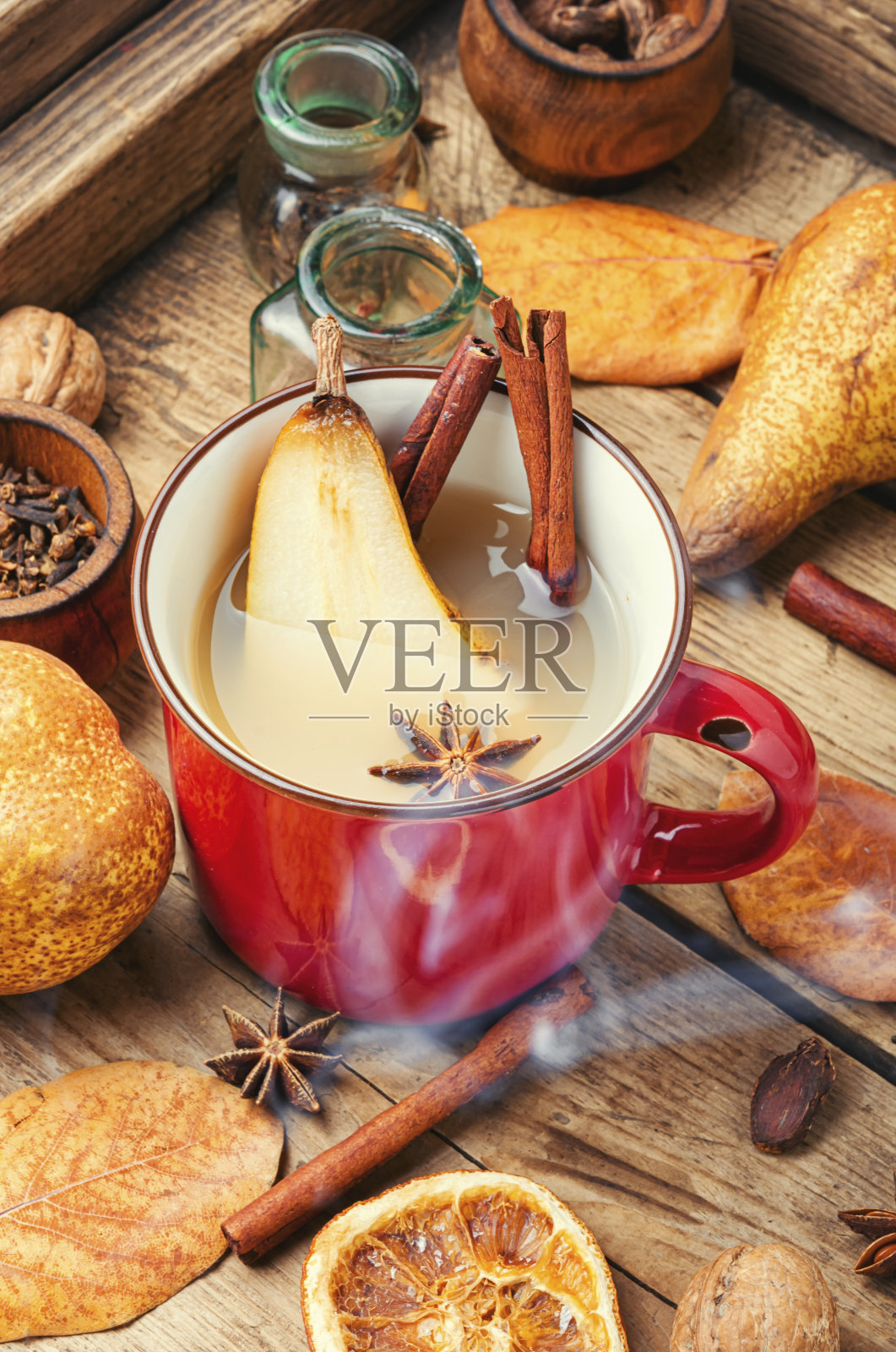 梨的酒精饮料。照片摄影图片