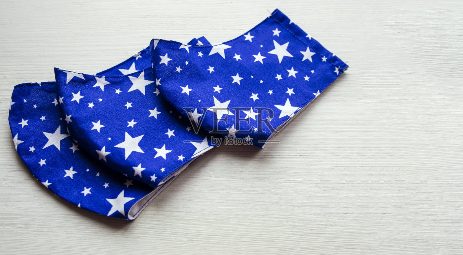 防护口罩不足。冠状病毒大规模流行，泛贫血。自我孤立。独立生产防护口罩。一步一步地制造产品。照片摄影图片