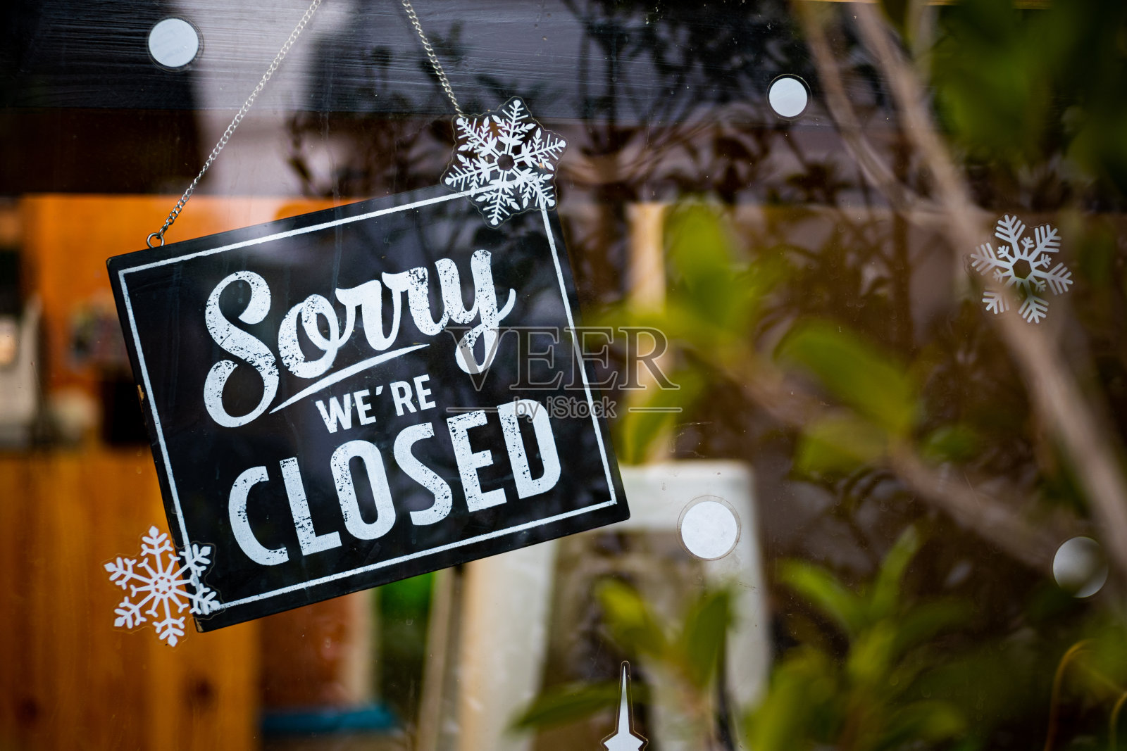 对不起，我们关门了。挂在商店门上的垃圾形象。照片摄影图片