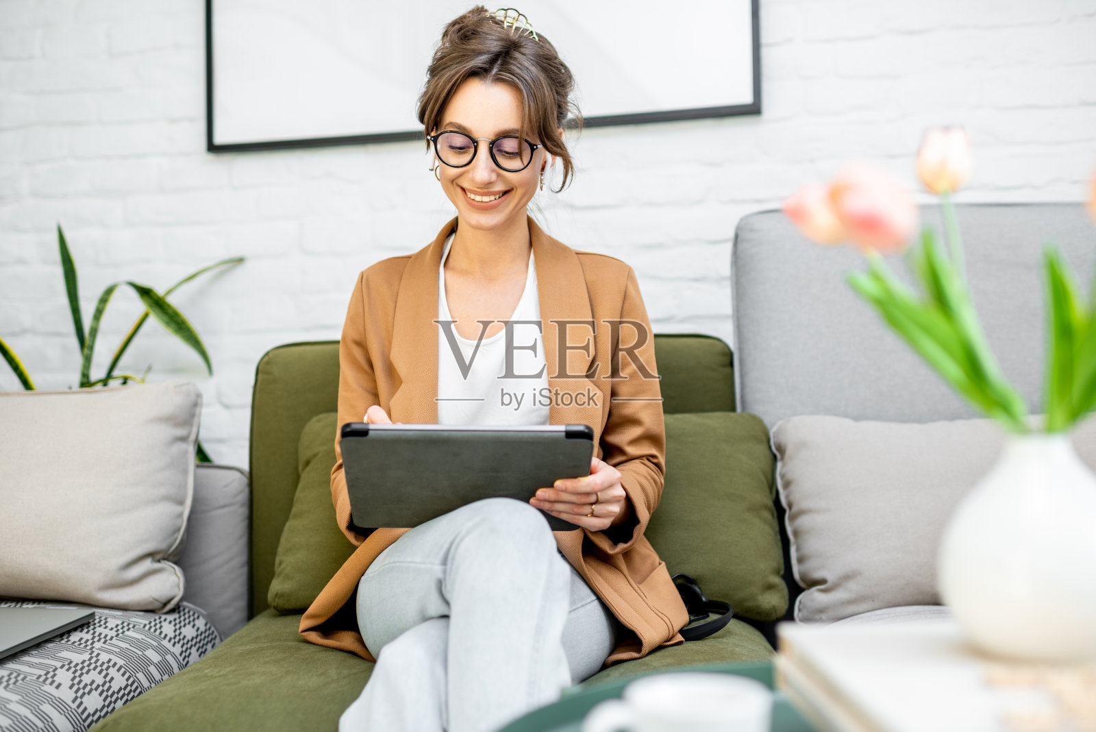 在家里用平板电脑工作的创意女性照片摄影图片