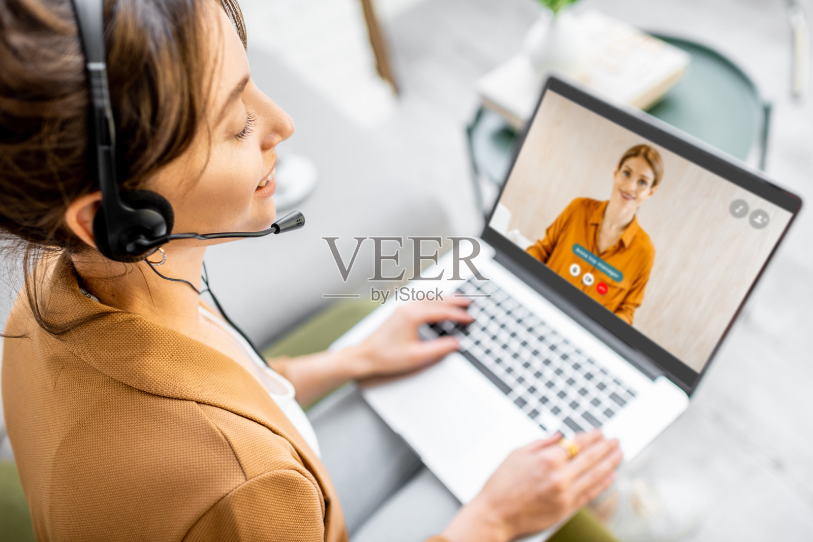 商务女人与同事进行视频通话照片摄影图片