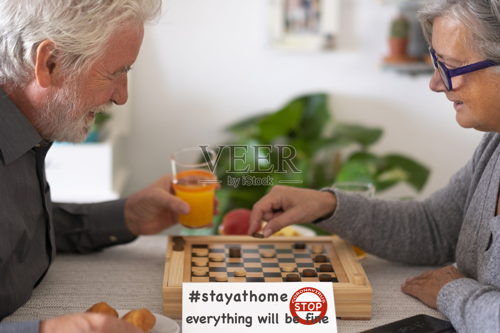 2名老人居家避免感染冠状病毒。积极的信息，一切都会好起来的。一对老年夫妇，预防和积极的观念照片摄影图片