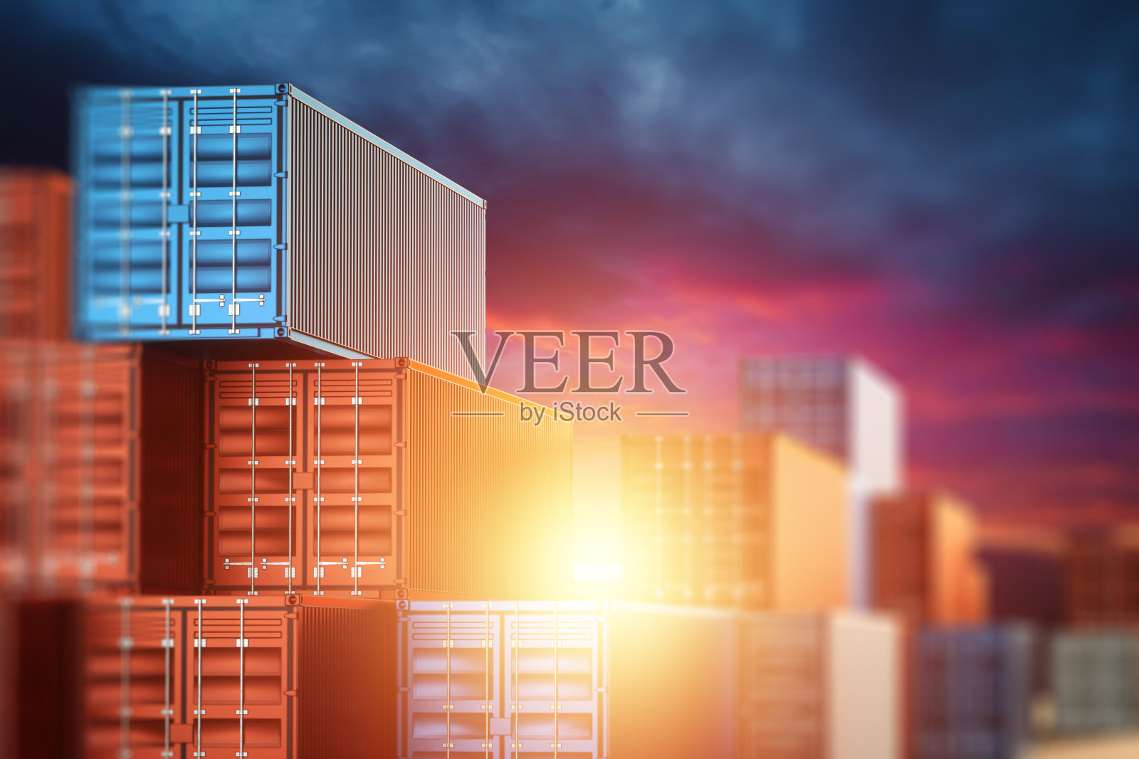 蓝天下的海运集装箱：工业港口物流运输概念照片摄影图片