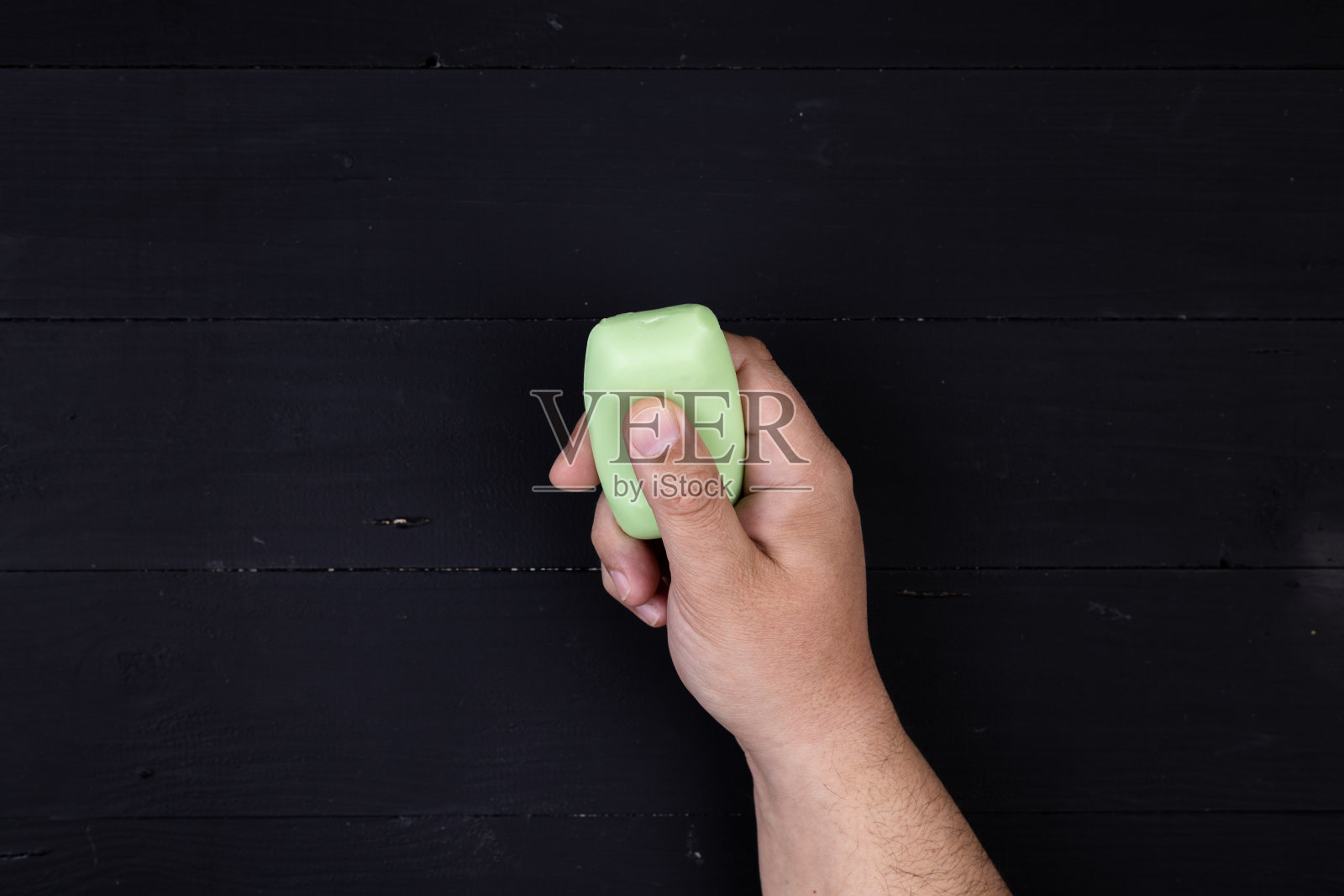 用洗手皂与新型冠状病毒作斗争照片摄影图片