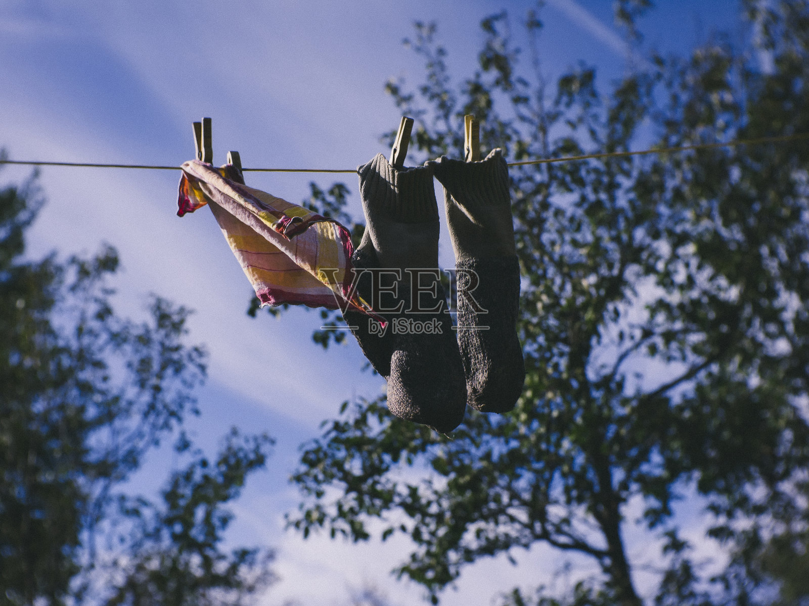 羊毛袜子在绳子上晾干照片摄影图片