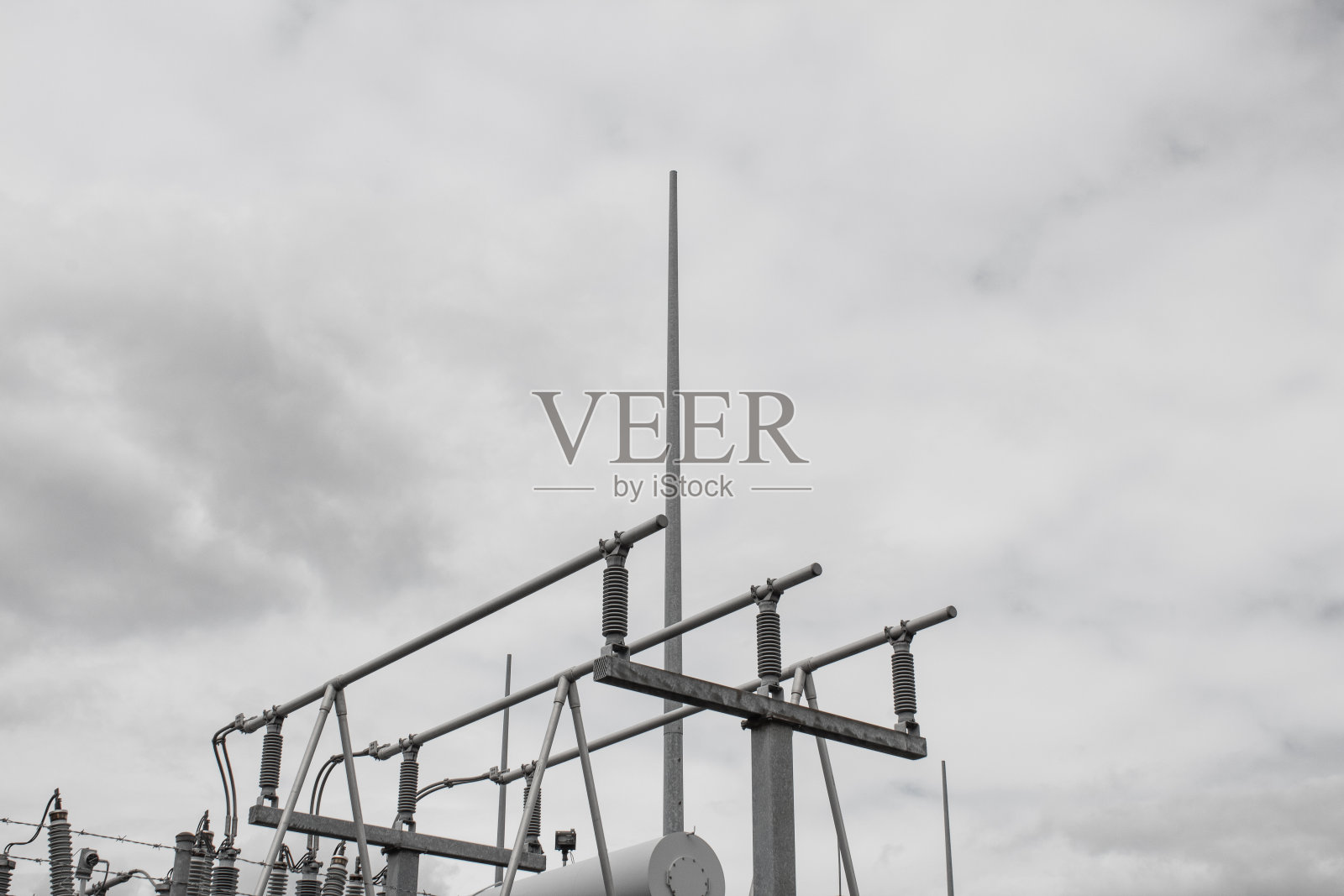 灰色的金属结构映衬着多云的天空照片摄影图片