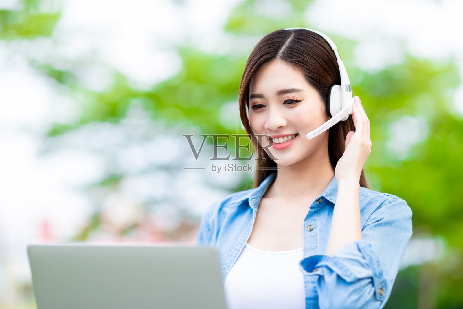 在家远程视频会议照片摄影图片