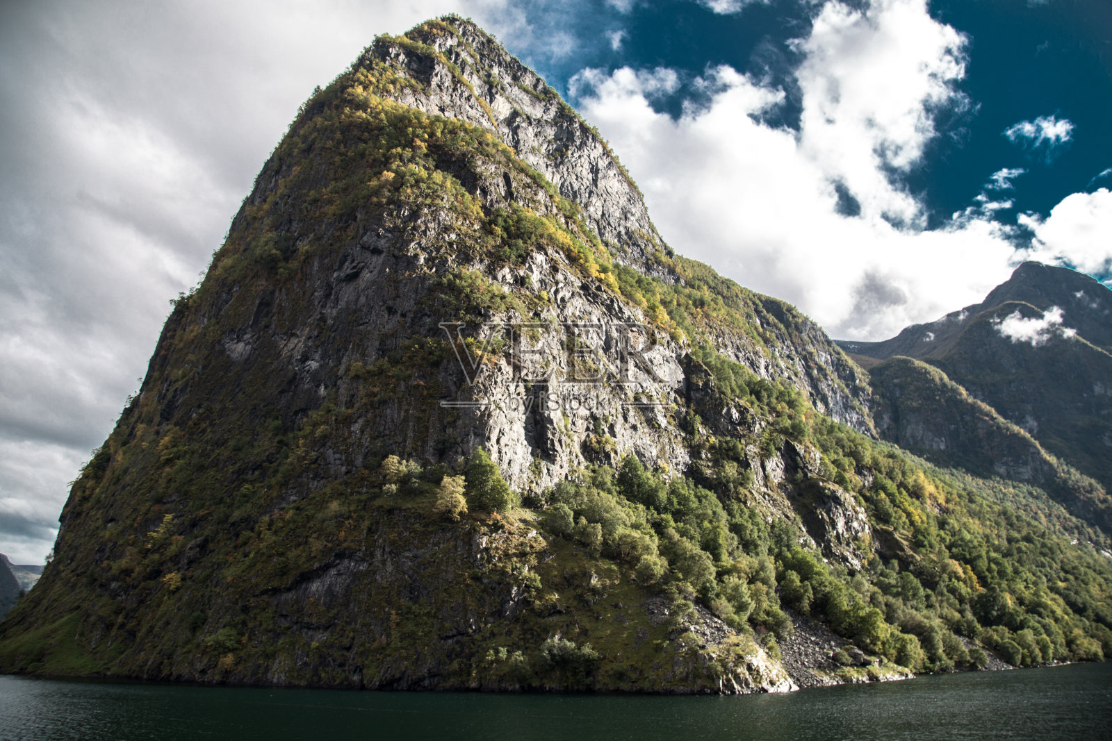 从游轮上俯瞰挪威卑尔根附近的纳罗伊峡湾照片摄影图片