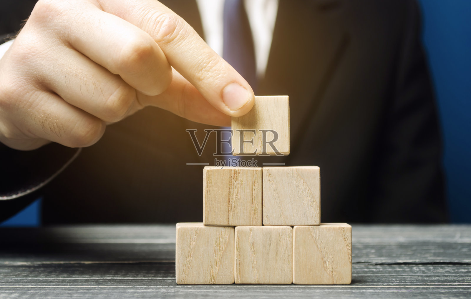 商人放空木块。企业管理的概念。计划和策略。设定并实现目标。路线图。的性能。风险评估。投资照片摄影图片