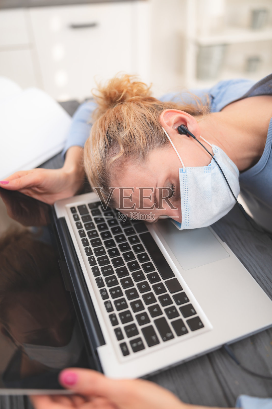 戴防护口罩的在线教师进行网络辅导照片摄影图片