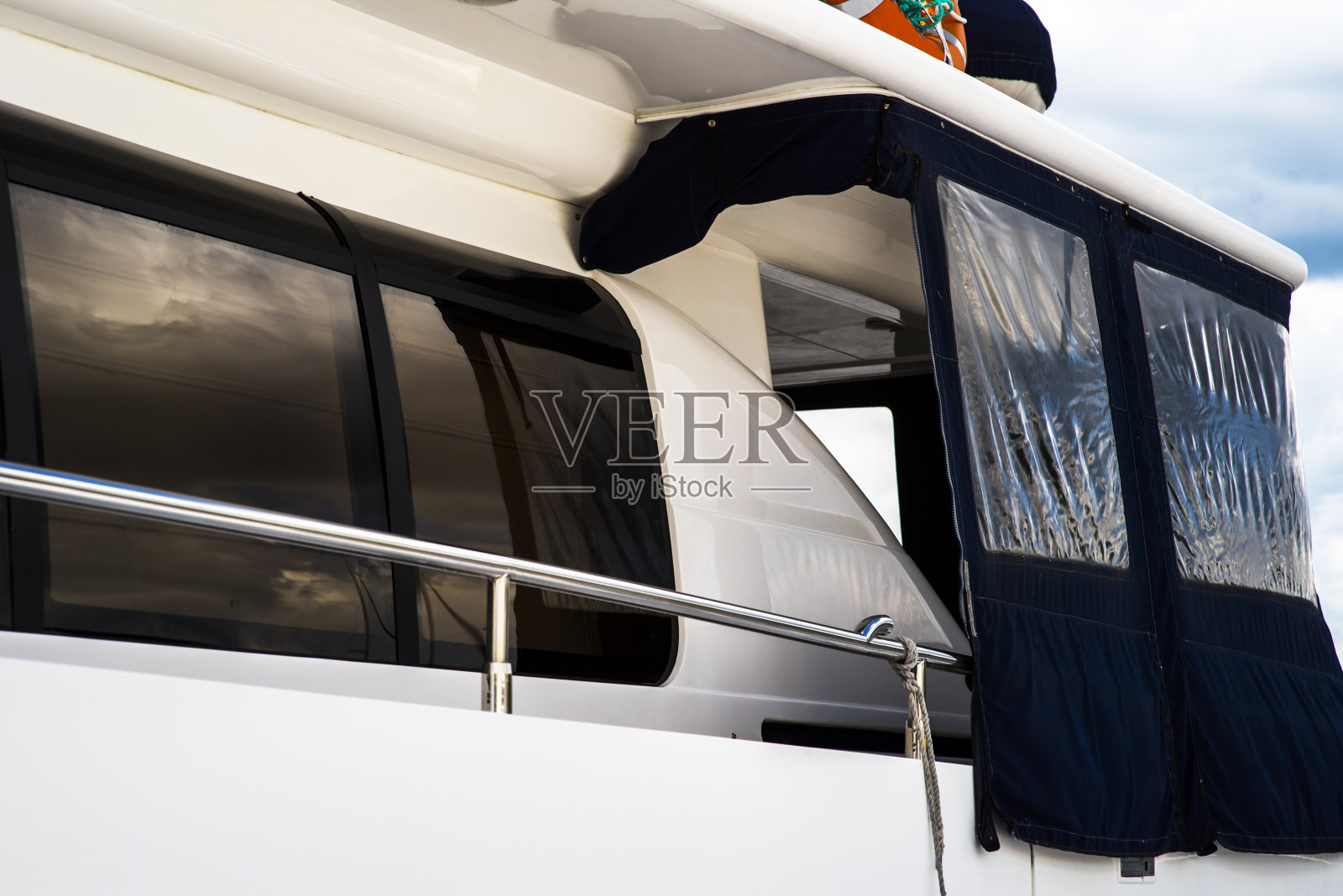 航海背景的豪华游艇，黑色的窗户和铬金属栏杆的白色纤维玻璃弓照片摄影图片