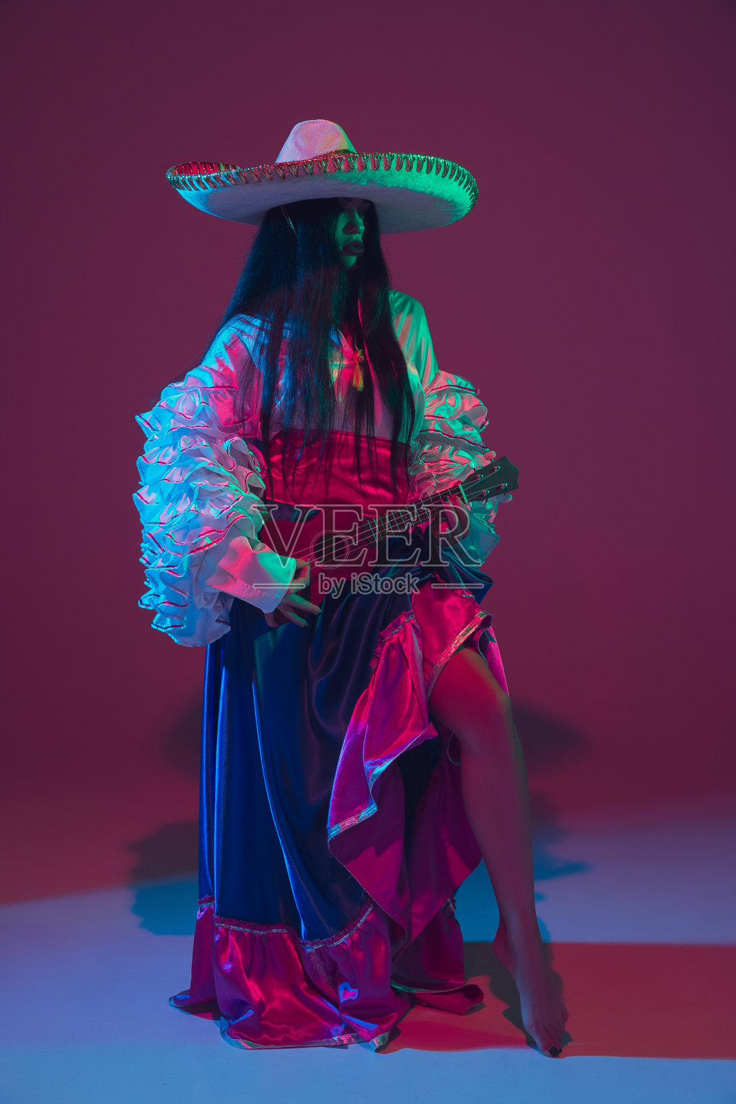 紫色霓虹灯背景上的五月五日节舞蹈女郎照片摄影图片