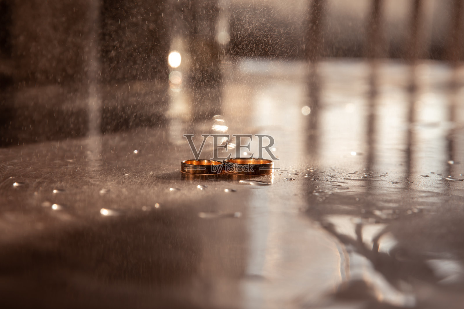 美丽的金色背景与结婚戒指照片摄影图片