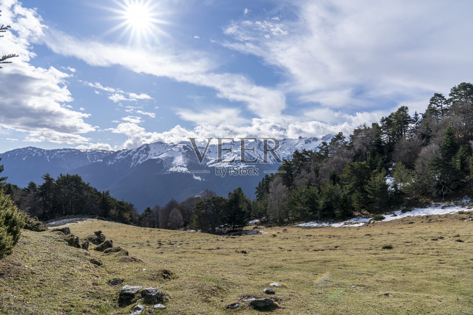 国家公园Aigüestortes和桑特莫里奇湖的景色。照片摄影图片