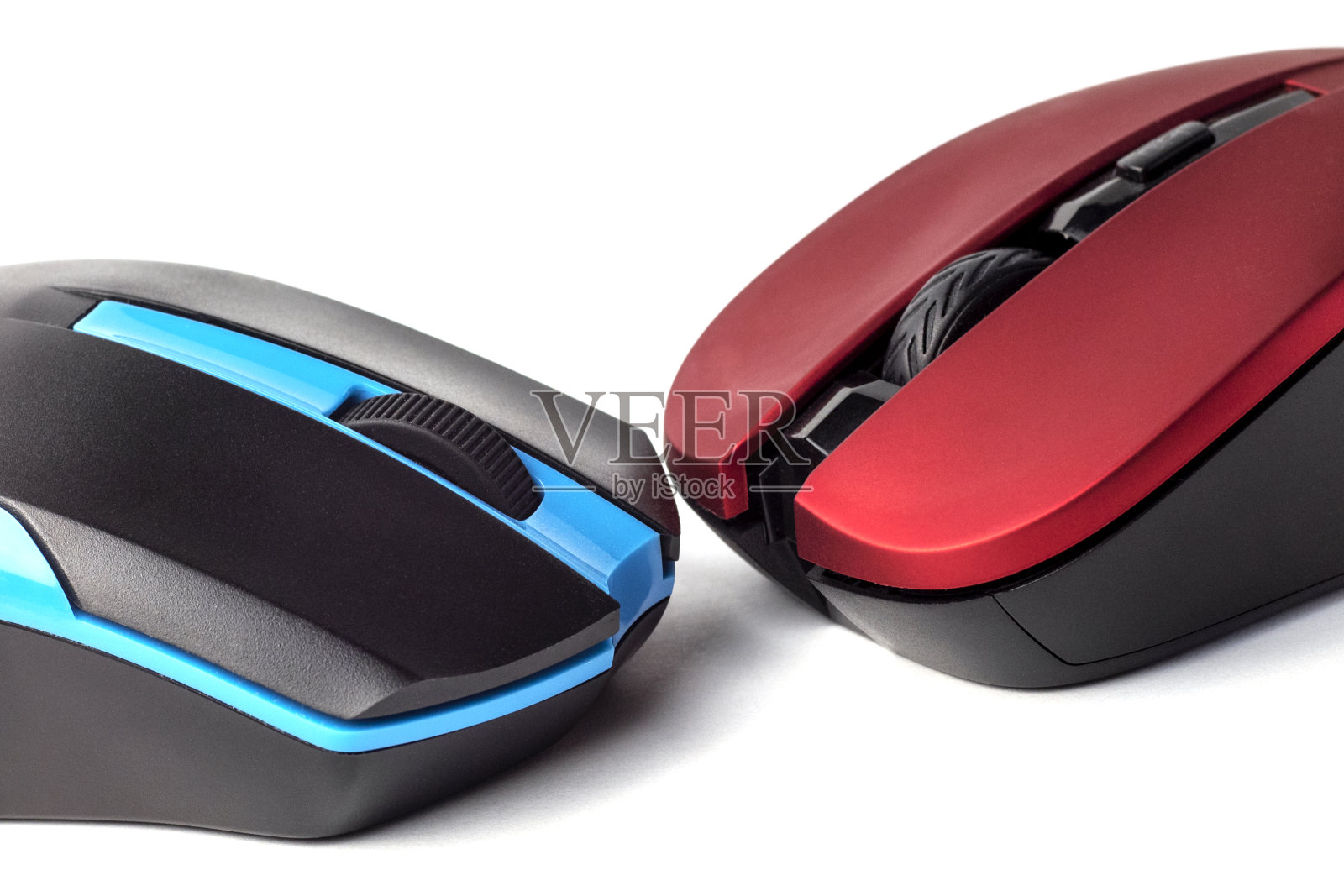 两个无线电脑鼠标孤立在一个白色的背景接近。照片摄影图片