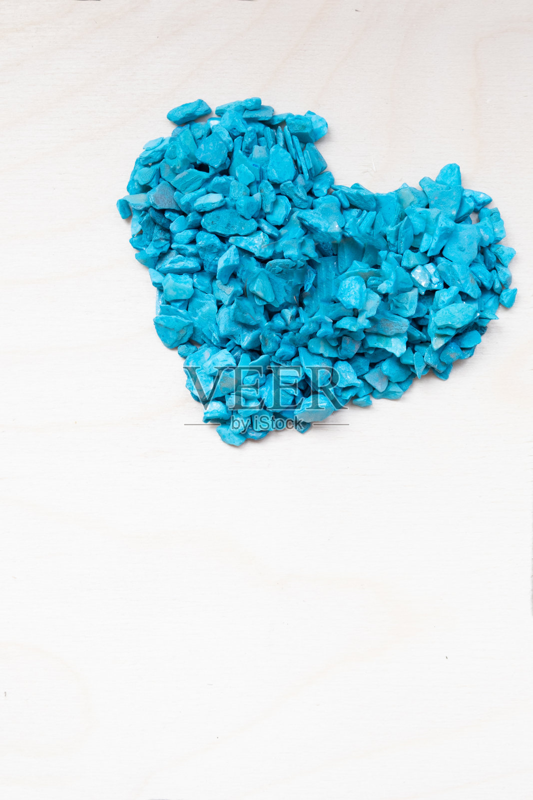 情人节画框构图。蓝色的心空白纸在白色的背景。俯视图，平放，复制空间。照片摄影图片