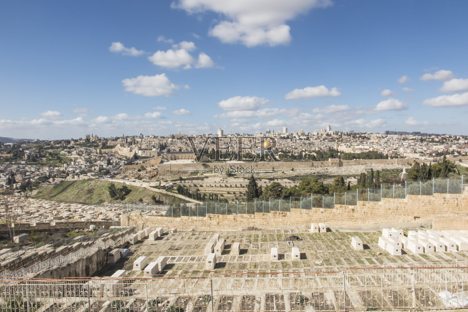 耶路撒冷老城全景，包括圆顶清真寺和西墙照片摄影图片