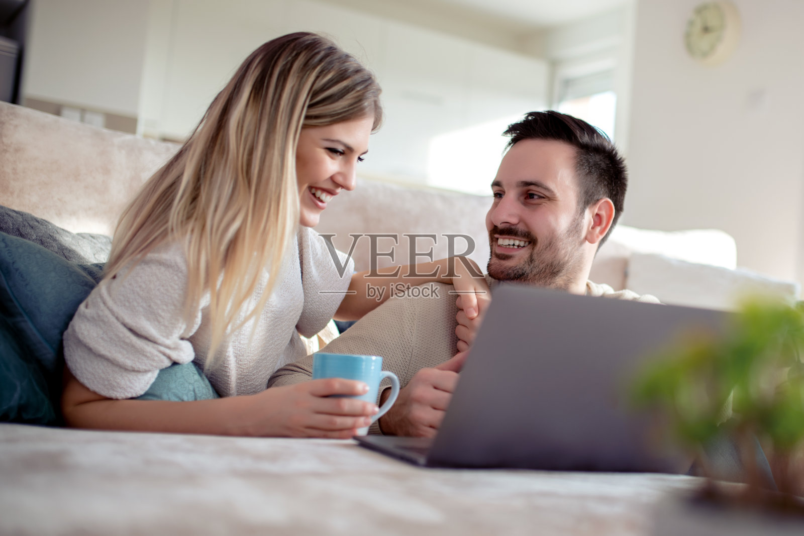 年轻夫妇在家照片摄影图片