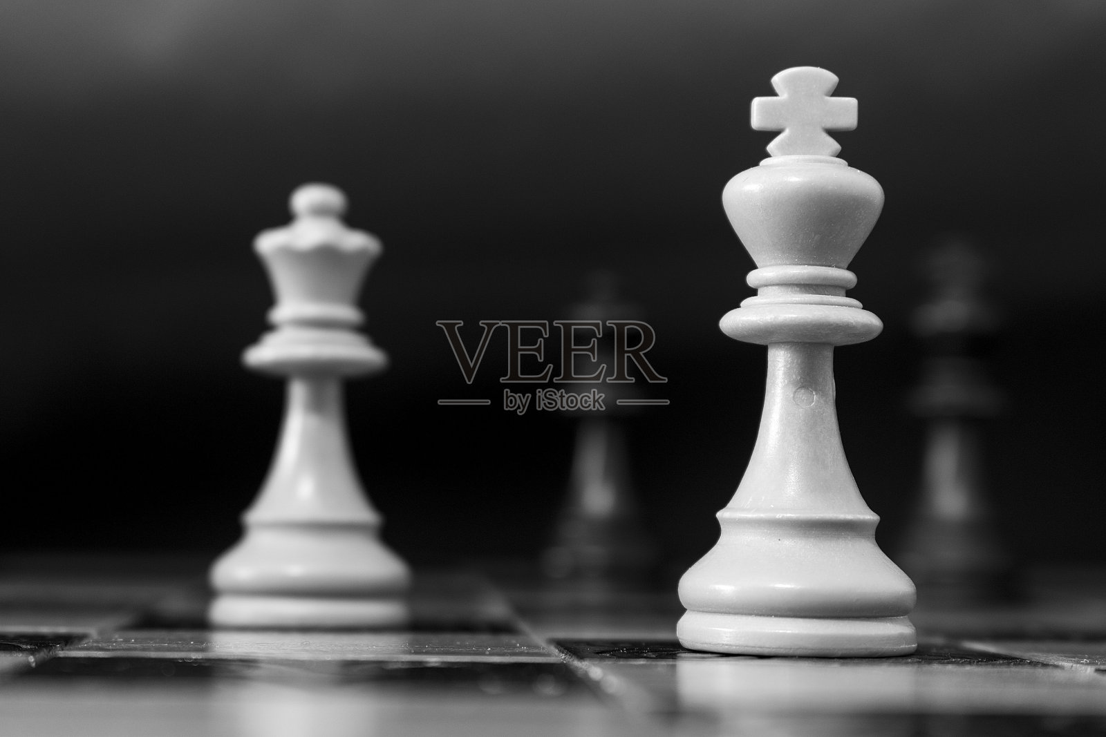 在棋盘上拍摄的象棋照片摄影图片