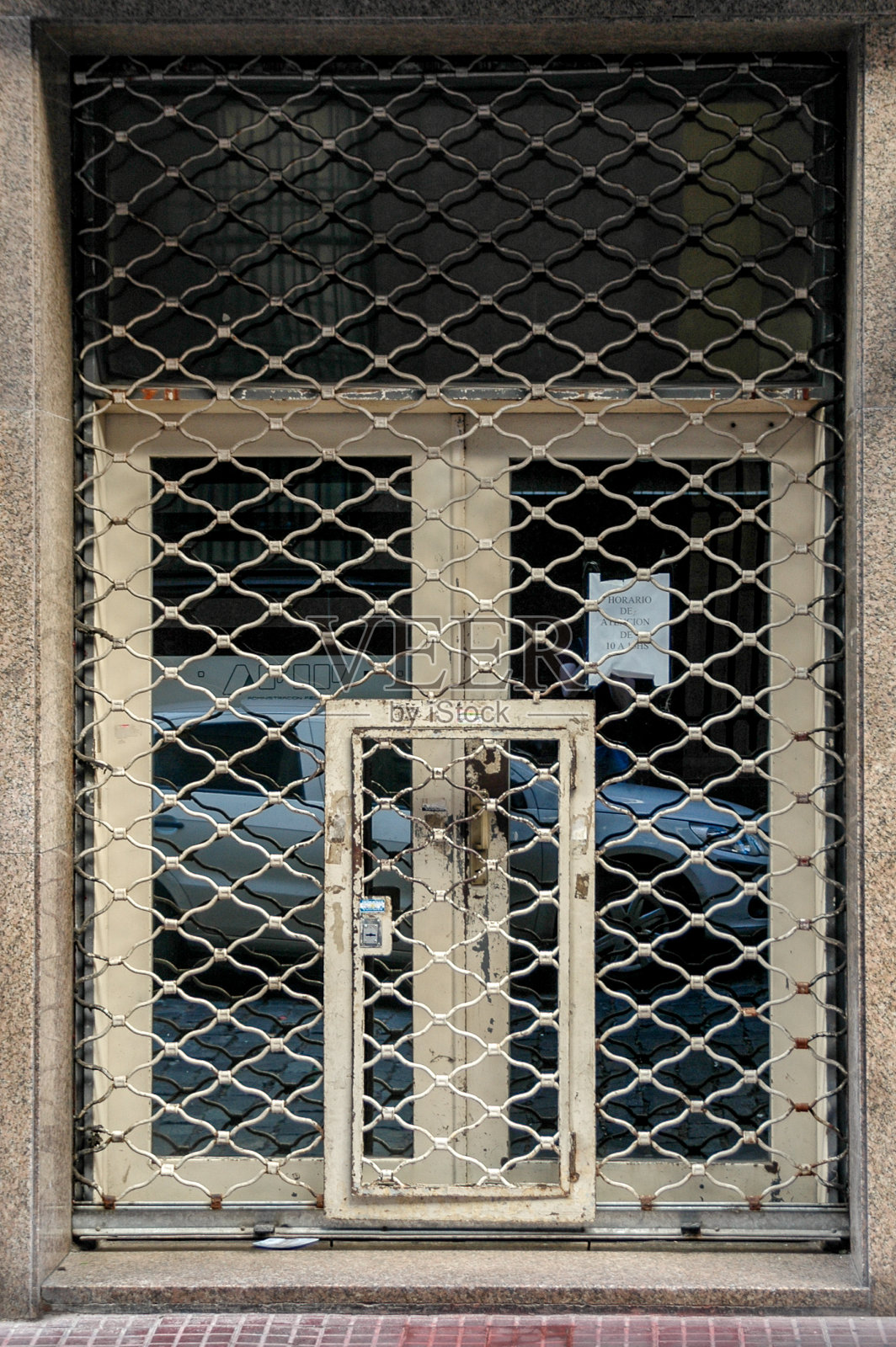 米黄色的铁锁车门与汽车的倒影照片摄影图片