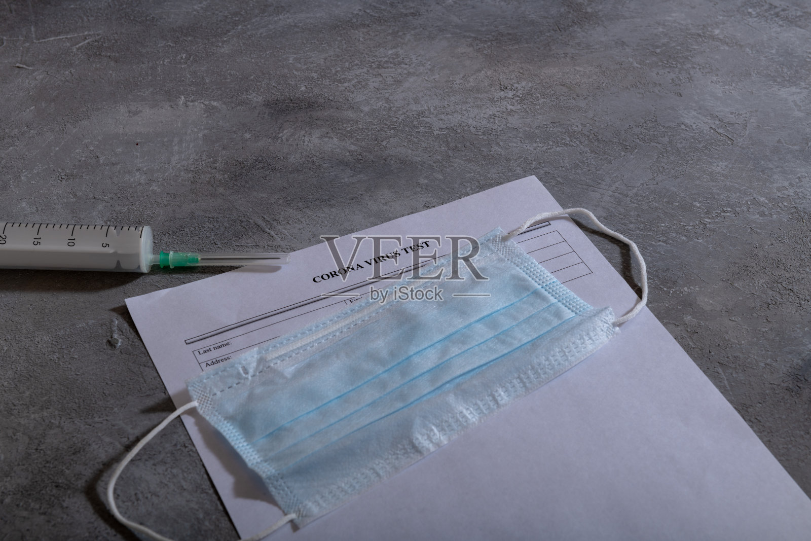 医用防护口罩和冠状病毒测试纸表格。冠状病毒的概念。新型冠状病毒肺炎照片摄影图片