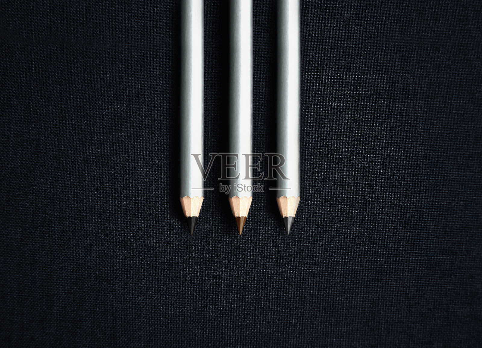 眼线笔套装，在黑色服装背景上化妆化妆品照片摄影图片