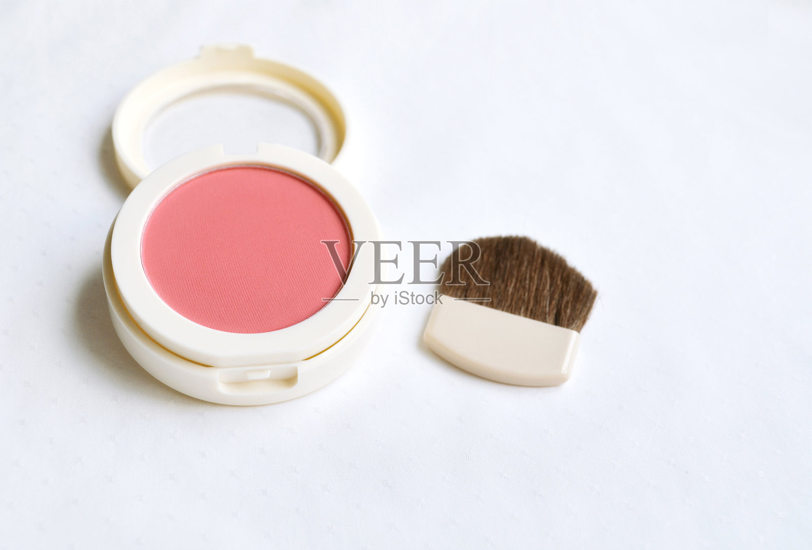 粉与腮红粉底上白色服装，化妆品概念照片摄影图片